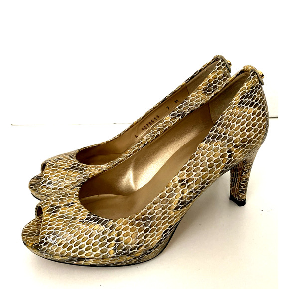 Stuart Weitzman Logo Plainfield Pump Beige Snake Embossed Patent Leather Peep 7 - Picture 5 of 9